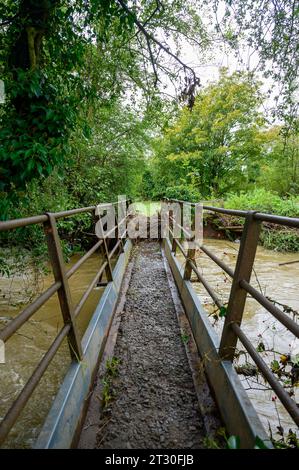 Kleiner Fluss in Hochwasser nach starken Regenfällen als Folge des Sturms Babet traf Großbritannien. Stockfoto