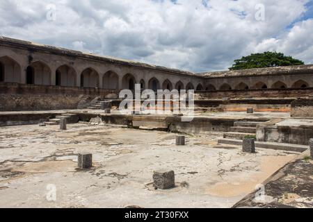 Blick auf den ausgegrabenen Palast im Gingee Fort Complex im Bezirk Villupuram, Tamil Nadu, Indien. Stockfoto