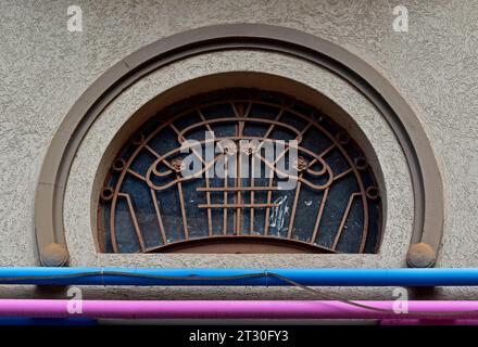 Art-Deco-Fenstergitter an der Fassade in Ribeirao Preto, Sao Paulo, Brasilien Stockfoto