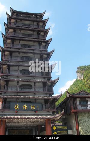 Erleben Sie den Reiz verschiedener Perspektiven, die traditionelle Häuser in harmonischer Weise in den bezaubernden chinesischen Wäldern präsentieren Stockfoto