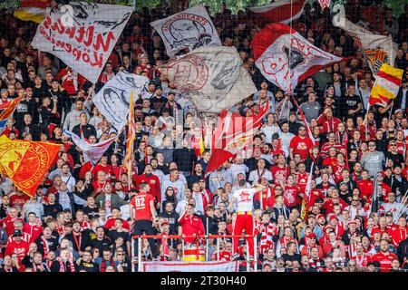 Berlin, Deutschland. Oktober 2023. Fußball: Bundesliga, 1. FC Union Berlin - VfB Stuttgart, Spieltag 8, an der Alten Försterei. Union-Fans feiern ihr Team. Hinweis: Andreas Gora/dpa – WICHTIGER HINWEIS: gemäß den Vorgaben der DFL Deutsche Fußball Liga und des DFB Deutscher Fußball-Bund ist es verboten, im Stadion und/oder des Spiels aufgenommene Fotografien in Form von Sequenzbildern und/oder videoähnlichen Fotoserien zu verwenden oder zu verwenden./dpa/Alamy Live News Stockfoto