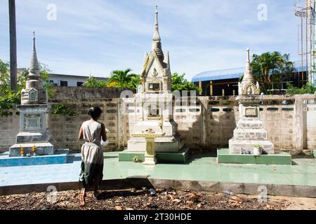 Das Familienritual der Thai-Leute, das dem Vorfahren bei einer Urne auf dem Friedhof beim Festival des zehnten Mondmonats opfert, oder Sat Duan SIP im Wat Khuan Maphrao t Stockfoto