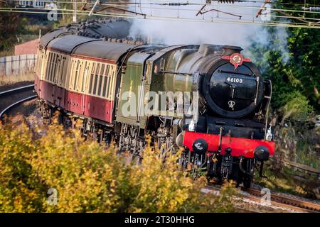 Die Royal Scot Heritage Dampflok, die die Pennine Moors Explorer-Zugfahrt auf der West Coast Main Line transportiert. Ich sehe hier mit Geschwindigkeit nach Süden auf der Stockfoto