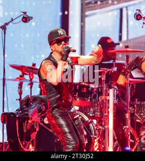 Miami, Usa. Oktober 2023. Yandel tritt am Samstag, den 21. Oktober 2023, auf der Bühne während des iHeartRadio's Fiesta Latina 2023 im Kaseya Center in Miami, Florida auf. Foto: Gary i Rothstein/UPI Credit: UPI/Alamy Live News Stockfoto