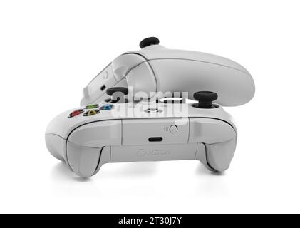 Uschgorod, Ukraine – 29. September 2023: Microsoft Xbox Wireless Controller Robot White Wireless Gamepad auf weißem Hintergrund. Studio-Aufnahme. Stockfoto
