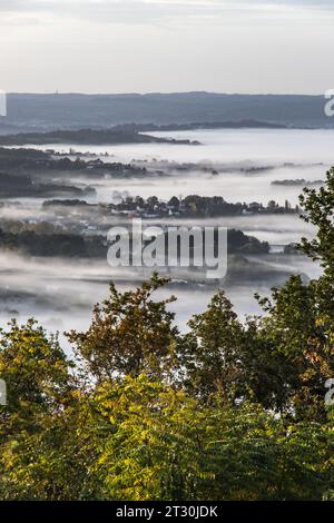 GUE matinale en automne depuis la table d'orientation sur la vallée de la vézère Stockfoto