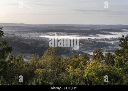 GUE matinale en automne depuis la table d'orientation sur la vallée de la vézère Stockfoto