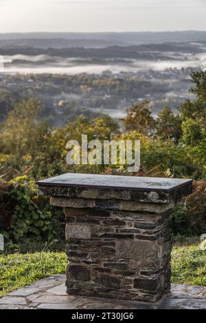 GUE matinale en automne depuis la table d'orientation sur la vallée de la vézère Stockfoto