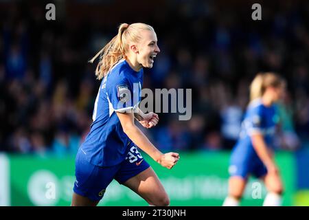 Chelsea's Aggie Beever-Jones feiert das vierte Tor ihrer Mannschaft während des Spiels Chelsea FC Women gegen Brighton & Hove Albion Women FC WSL in Kingsmeadow, Wheatsheaf Park, London, Großbritannien am 22. Oktober 2023 Credit: Every Second Media/Alamy Live News Stockfoto