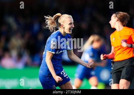 Chelsea's Aggie Beever-Jones feiert das vierte Tor ihrer Mannschaft während des Spiels Chelsea FC Women gegen Brighton & Hove Albion Women FC WSL in Kingsmeadow, Wheatsheaf Park, London, Großbritannien am 22. Oktober 2023 Credit: Every Second Media/Alamy Live News Stockfoto