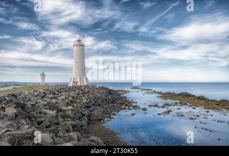 Akranes Leuchttürme an der Westküste Islands. Der größere Leuchtturm ist betriebsbereit und der kleinere ist deaktiviert. Weißes Gebäude am Meer. Stockfoto