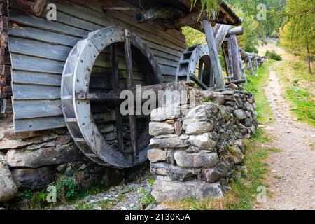 Schaufelrad einer Wassermühle aus Holz. Stockfoto