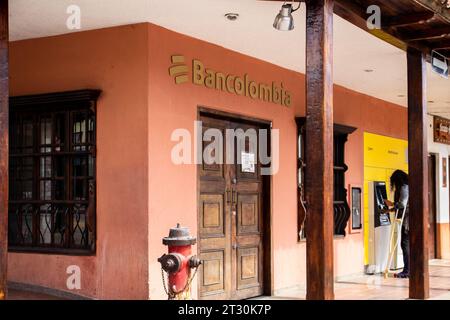 La Calera, Cundinamarca, Kolumbien - 21. Oktober 2023. Fassade der Bancolombia Bank am zentralen Platz von La Calera Stockfoto