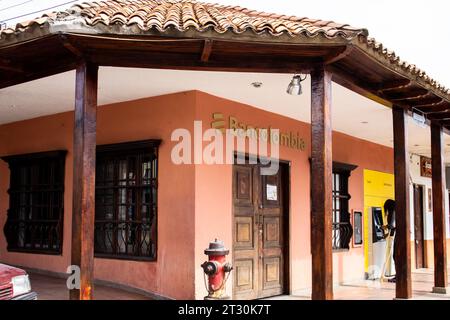 La Calera, Cundinamarca, Kolumbien - 21. Oktober 2023. Fassade der Bancolombia Bank am zentralen Platz von La Calera Stockfoto