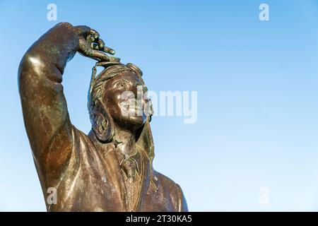 Nahaufnahme des Gesichts auf der Amy Johnson Statue an der Küste von Herne Bay. Ihre Hand drückt ihre Schutzbrille über den Kopf und sie blickt in den blauen Himmel. Stockfoto