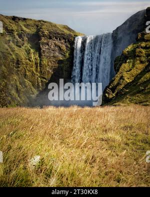 Skogafoss ist ein Wasserfall am Fluss Skógá im Süden Islands an einer Klippe, die die ehemalige Küste markiert. Stockfoto