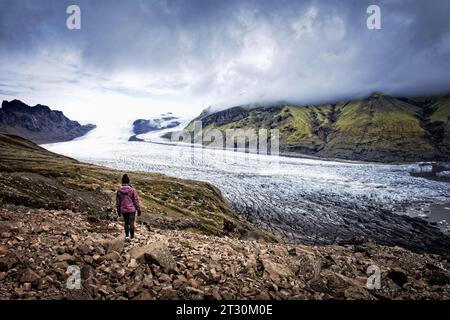 Ein Besucher bewundert den Skaftafell-Gletscher im Vatnajokull-Nationalpark in Island. Stockfoto