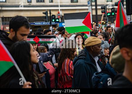 London, Vereinigtes Königreich - 21. Oktober 2023: Pro-Palästina-marsch organisiert von Freunden von Al-Aqsa in Zentral-London in Solidarität mit den Palästinensern. Stockfoto