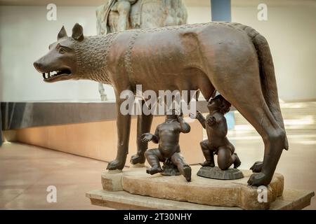 Rom, Italien - 11. April 2023: Der Kapitolinische Wolf mit Romulus und Remus im Palazzo dei Conservatori auf Campidoglio in Rom, Italien Stockfoto