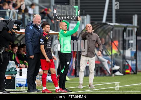 Rotterdam, Niederlande. Oktober 2023. ROTTERDAM, NIEDERLANDE - 22. OKTOBER: Der vierte offizielle Kevin tritt beim niederländischen Eredivisie-Spiel zwischen Excelsior Rotterdam und PEC Zwolle im Van Donge & de Roo Stadion am 22. Oktober 2023 in Rotterdam, Niederlande, an. (Foto von Hans van der Valk/Orange Pictures) Credit: Orange Pics BV/Alamy Live News Stockfoto