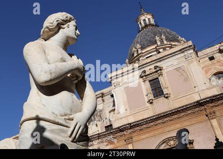 Statue auf dem Pretoria-Brunnen (auch bekannt als der Brunnen der Schande) auf der Piazza Pretoria mit Chiesa di Santa Caterina im Hintergrund Stockfoto