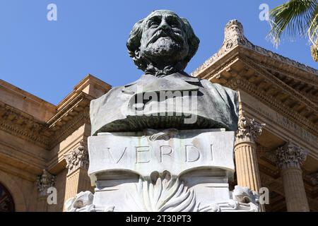 Büste von Verdi vor dem Opernhaus in Palermo Stockfoto