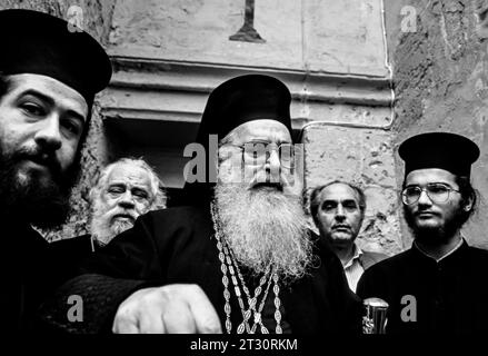 Orthodoxer christlicher Klerus steht vor der Grabeskirche nach Einem Tränengasangriff in der Altstadt von Jerusalem, Israel. Stockfoto