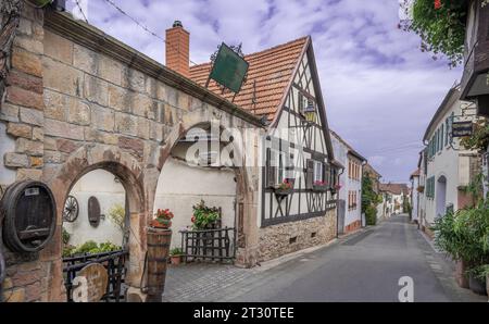 Alte Straße im Stadtteil Hambach, Neustadt an der Weinstraße, Rheinland-Pfalz, Deutschland, Europa Stockfoto