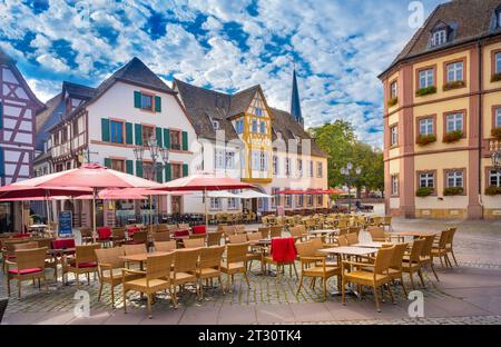 Fachwerkhäuser in der historischen Altstadt von Neustadt an der Weinstraße, Rheinland-Pfalz, Deutschland, Europa Stockfoto