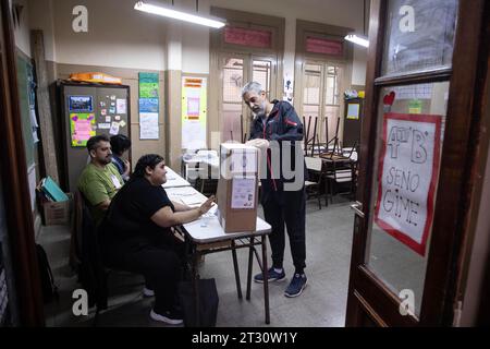 Buenos Aires, Argentinien. Oktober 2023. Bei den Parlamentswahlen in Buenos Aires, Argentinien, am 22. Oktober 2023, gibt ein Wähler in einem Wahlhaus die Wahl ab. Quelle: Martin Zabala/Xinhua/Alamy Live News Stockfoto