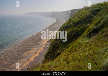 Blick auf die Küste der Normandie mit Stacheldraht im Vordergrund von Pointe du hoc Stockfoto