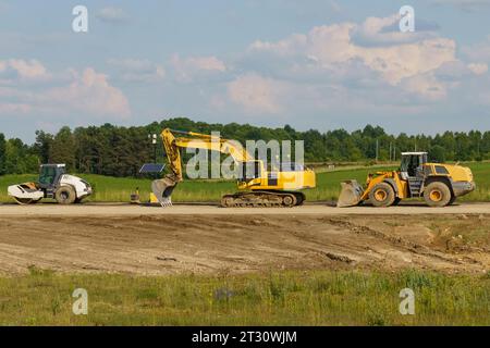 Schwere Straßenausrüstung für Straßenbau und -Reparatur. Straßenbau auf Autobahnen Stockfoto