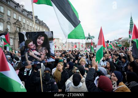 Während der Konflikt zwischen Israel und der palästinensischen islamistischen Gruppe Hamas vor dem dänischen Parlament am 22. Oktober 2023 in Kopenhagen, Dänemark, andauert, nehmen die Menschen an einem Protest zur Unterstützung der Palästinenser Teil. Stockfoto