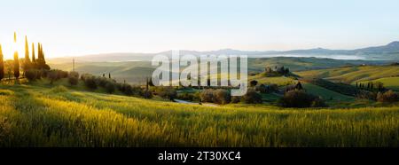 Panorama der Landschaft mit Sonnenaufgang in der Toskana, Italien Stockfoto
