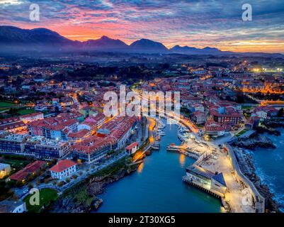 Luftaufnahme von Llanes bei Sonnenuntergang in Asturien, Spanien. Stockfoto