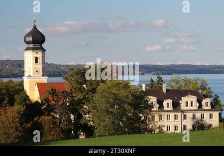 Bernried, Bayern, Deutschland 22. Oktober 2023: Ein Herbsttag bei Bernried Landkreis Weilheim-Schongau. Hier der Blick auf das Kloster Bernried, im Hintergrund der Starnberger See *** Bernried, Bayern, Deutschland 22. Oktober 2023 ein Herbsttag bei Bernried Bezirk Weilheim Schongau hier der Blick auf das Kloster Bernried, im Hintergrund Starnberger See Credit: Imago/Alamy Live News Stockfoto