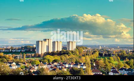 Glasgow, Schottland, Großbritannien. Oktober 2023. Wetter in Großbritannien: Sonniges Ritterholz herbstliche Farbe sah das Westende in der Sonne. Credit Gerard Ferry/Alamy Live News Stockfoto