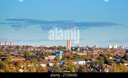 Glasgow, Schottland, Großbritannien. Oktober 2023. Wetter in Großbritannien: Sonniger Anniesland Court Tower Herbstfarbe sah das Westende in der Sonne. Credit Gerard Ferry/Alamy Live News Stockfoto