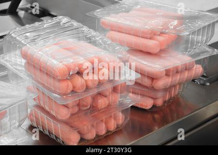 Würstchen. Verpackungslinie für Wurst. Industrielle Herstellung von Wurstwaren. Stockfoto