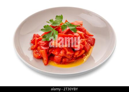 Gekochte, gehackte rote Paprika, gewürzt mit Olivenöl und Petersilienblättern - Peperonata in weißer Platte isoliert auf weiß mit Schnittpfad im Preis inbegriffen Stockfoto