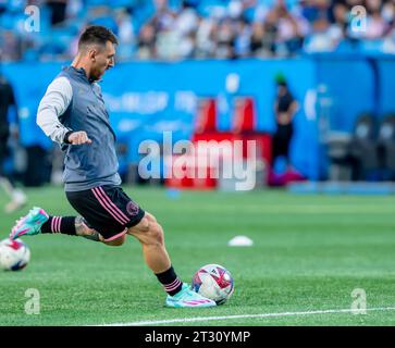 Charlotte, North Carolina, USA. Oktober 2023. Der argentinische Mittelfeldspieler LIONEL MESSI wärmt sich auf, bevor er im Bank of America Stadium in Charlotte, North Carolina, USA gegen den Charlotte FC spielt. Charlotte FC gewinnt das Spiel mit 1:0. (Credit Image: © Walter G Arce SR Grindstone Medi/ASP) NUR REDAKTIONELLE VERWENDUNG! Nicht für kommerzielle ZWECKE! Stockfoto