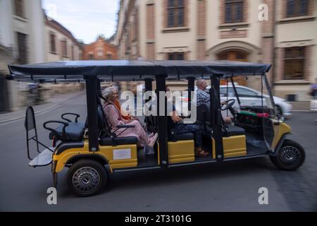 Touristen im Elektrowagen auf Tour, Altstadt, Krakau, Polen Stockfoto