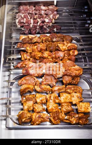 Mariniertes Fleisch auf Stahlspießen in einem georgianischen Restaurant Stockfoto