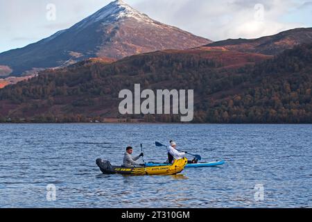 Loch Rannoch, Perth and Kinross, Schottland, Großbritannien 22. Oktober 2023. Nathan und Abigail, Ehemann und Ehefrau aus Glasgow, machten sich auf den Loch Rannoch mit dem schneebedeckten Schiehallion-Berg im Hintergrund auf. Stockfoto