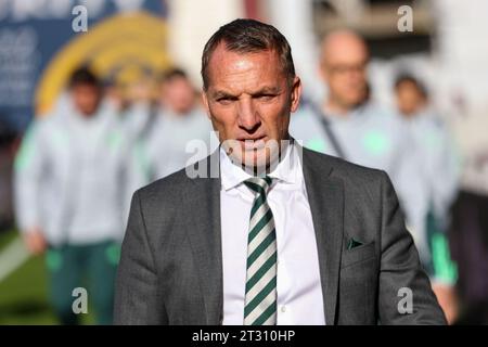 Edinburgh, Großbritannien. Oktober 2023. Edinburgh. Schottland. Tynecastle Park. 22. Oktober 2023 während der Cinch Scottish Premiership. Das Spiel zwischen Hearts & Celtic Celtic Coach Brendan Rogers kommt im Stadion an (Foto: David Mollison/Alamy Live News) Stockfoto