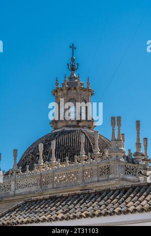 Sevilla, Spanien - 14. Juni 2023 : Dachschmuck der Kathedrale von Sevilla Detail der Kirche Iglesia del Sagrario mit blauem Himmel. Stockfoto