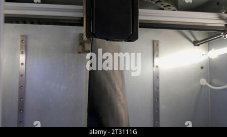 Ein riesiger 3D-Drucker. Medien. Eine große Druckmaschine, die schnell arbeitet. Stockfoto