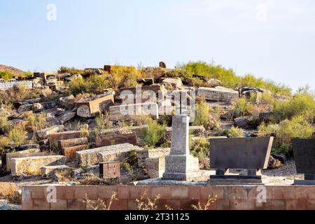 Alter Friedhof auf einem Hügel in der Nähe des Ortes Pokr Vedi in der Ebene Ararat in Armenien am sonnigen Herbsttag Stockfoto