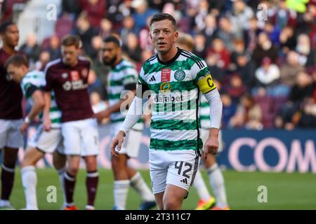 Edinburgh, Großbritannien. Oktober 2023. Edinburgh. Schottland. Tynecastle Park. 22. Oktober 2023 während der Cinch Scottish Premiership. Match Between Hearts & Celtic Celtic's Callum McGregor Marshalls His Defense (Foto: David Mollison/Alamy Live News) Stockfoto