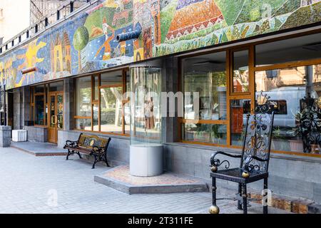 Jerewan, Armenien - 1. Oktober 2023: Fassade des Hovhannes-Tumanyan-Puppentheaters von Jerewan auf der Sajat-Nova-Allee in Jerewan am Herbsttag Stockfoto
